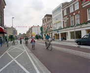 838716 Gezicht in de Burgemeester Reigerstraat te Utrecht, die kort geleden ingericht is als 'fietsstraat', richting ...